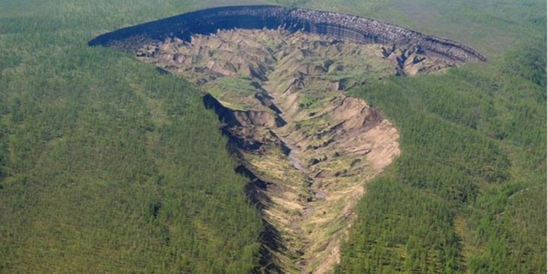 Росія піде під землю? Аномальна воронка в Сибіру розширюється з рекордною швидкістю