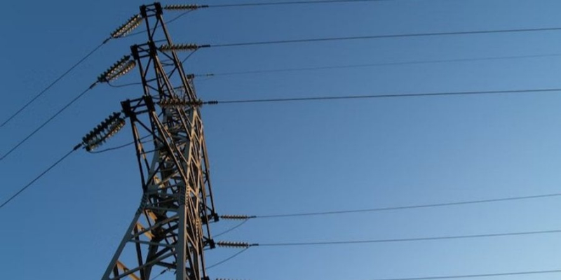«Система працює в аварійному режимі»: експерт розповів, чи готуватись до відключень світла влітку