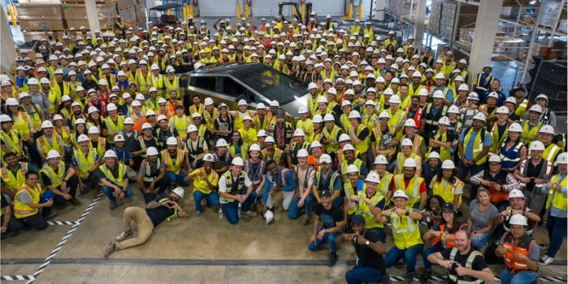 Скоро на всіх дорогах. Перший позашляховик Cybertruck від Tesla зійшов з конвеєра