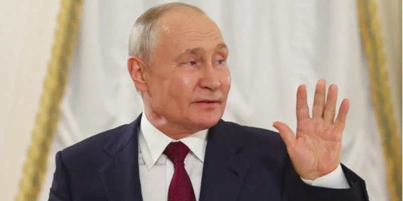 Є два стільці. Путіну доведеться вибирати між війною та порятунком економіки РФ через обвал рубля — WP